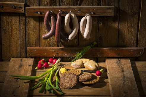 leberwurst, Blutwurst, Frühlingszwiebel, roter Rettich, Schnittlauch, Senf, Brot - MAEF12457