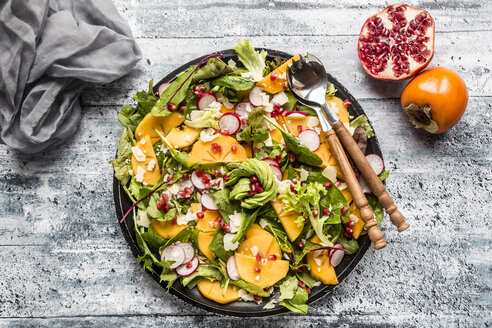 Kaki-Salat mit rotem Rettich, Granatapfel, Avocado und Käse - SARF03422