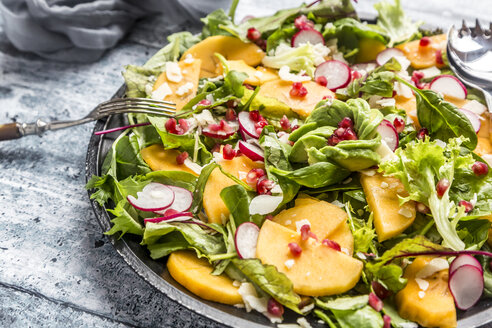 Kaki-Salat mit rotem Rettich, Granatapfel, Avocado und Käse - SARF03423