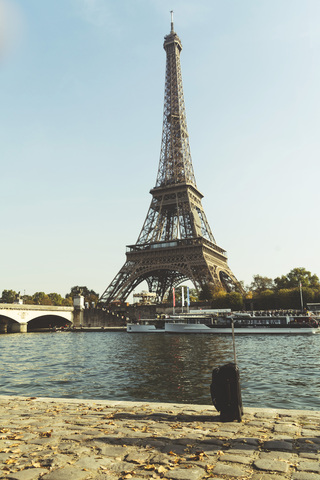 Frankreich, Ile-de-France, Paris, Eiffelturm, Seine und Straßenbahn im Vordergrund, lizenzfreies Stockfoto