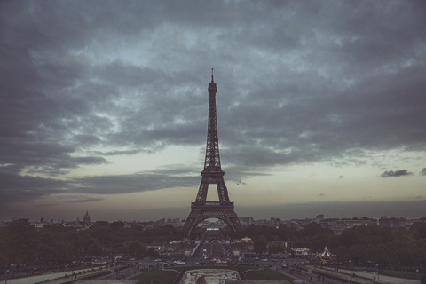 Frankreich, Ile-de-France, Paris, Eiffelturm zur blauen Stunde, Blick vom Trocadero, lizenzfreies Stockfoto