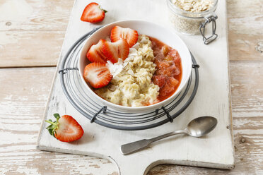Porridge mit Erdbeeren und Rhabarber - EVGF03277