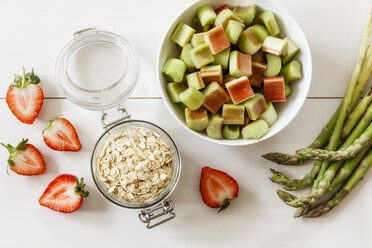 Grüner Spargel, Erdbeeren, Rhabarber und Haferflocken - EVGF03279