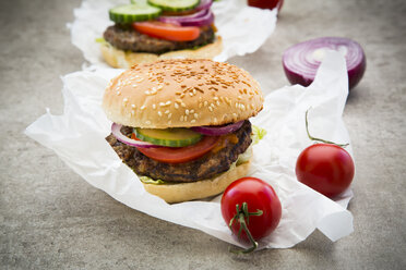 Hausgemachter Burger, Tomate, rote Zwiebel, Salat und Gurke - LVF06437