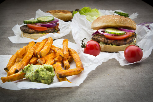 Hausgemachter Burger mit Süßkartoffelpommes und Avocado-Dip - LVF06438