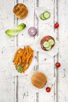 Hausgemachter Burger mit Süßkartoffelpommes und Avocado-Dip - LVF06439