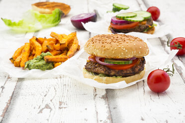 Hausgemachter Burger mit Süßkartoffelpommes und Avocado-Dip - LVF06440