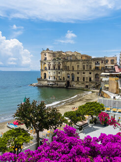 Italien, Kampanien, Neapel, Palazzo Donn'Anna am Golf von Neapel - AMF05541