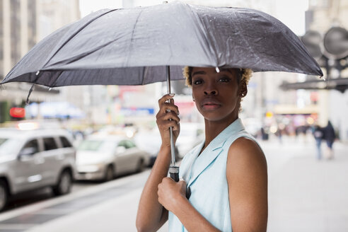 USA, New York, Porträt einer jungen blonden Afroamerikanerin mit Regenschirm - MAUF01256