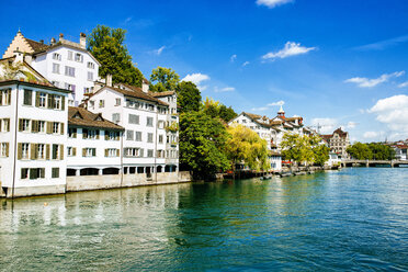 Schweiz, Zürich, Häuser am Fluss Limmat - KIJF01714