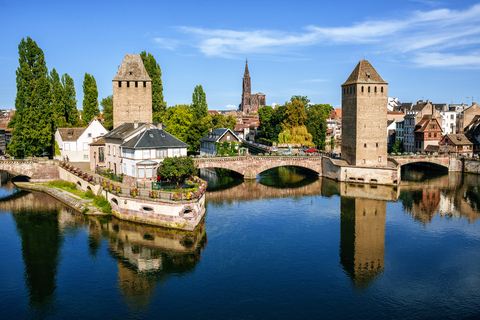 Frankreich, Straßburg, die alten Türme der Stadt und die Kathedrale im Hintergrund, lizenzfreies Stockfoto