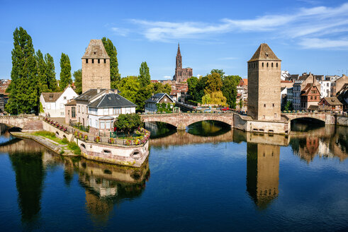 Frankreich, Straßburg, die alten Türme der Stadt und die Kathedrale im Hintergrund - KIJF01726