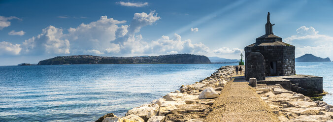 Italien, Kampanien, Phlegräische Insel, Insel Procida, Blick auf das italienische Festland und den Golf von Neapel, Panorama - AMF05543