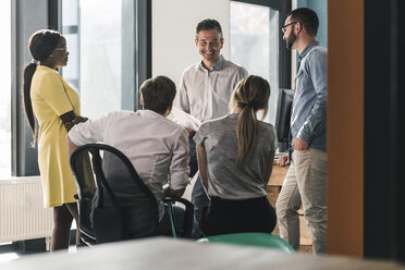 Lächelnde Geschäftsleute bei einem Treffen im Büro - UUF12392