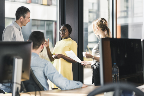 Geschäftsleute bei einem Treffen im Büro, lizenzfreies Stockfoto