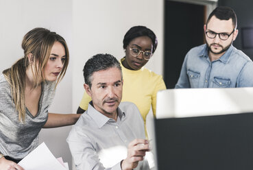 Geschäftsleute bei einem Treffen im Büro - UUF12397