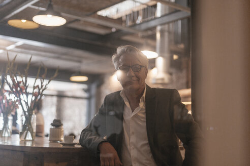 Porträt eines älteren Geschäftsmannes, der eine Pause in einem Café macht - GUSF00193
