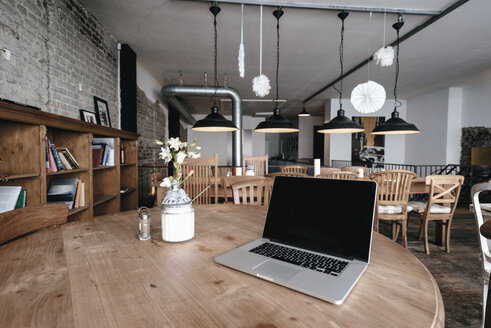 Laptop auf einem Tisch in einem Cafe - GUSF00221