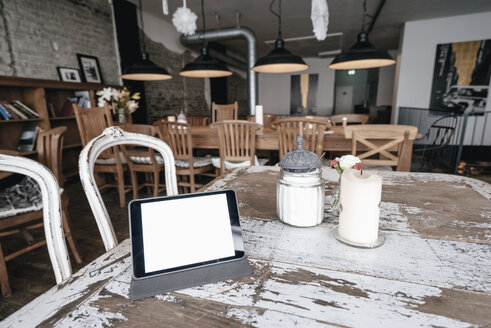 Digitales Tablet auf einem Tisch in einem Cafe - GUSF00222