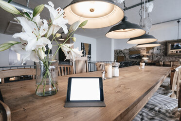Digitales Tablet auf einem Tisch in einem Cafe - GUSF00223