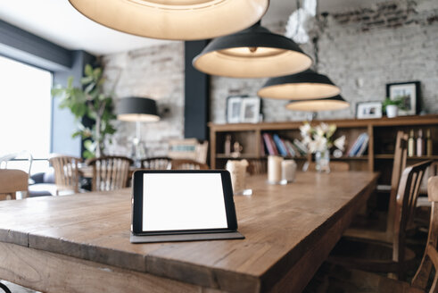Digitales Tablet auf einem Tisch in einem Cafe - GUSF00245