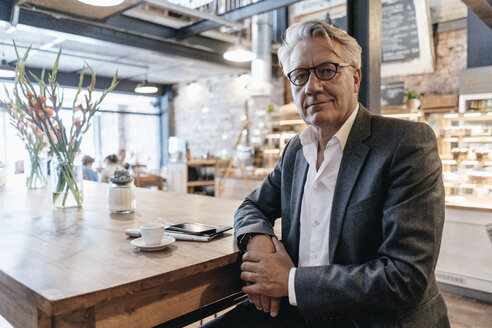 Geschäftsmann macht eine Pause in einem Cafe - GUSF00249