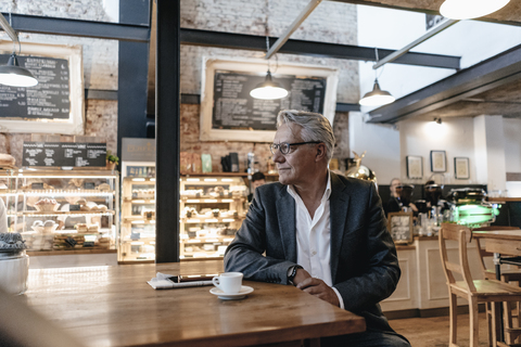 Geschäftsmann macht eine Pause in einem Cafe, lizenzfreies Stockfoto