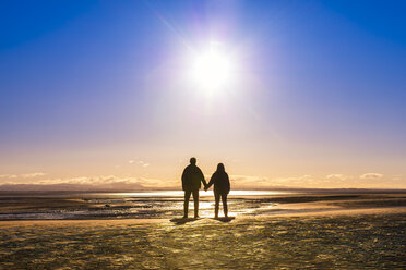 Großbritannien, Schottland, Solway Firth, Silhouette eines reifen Paares, Hand in Hand - SMAF00875