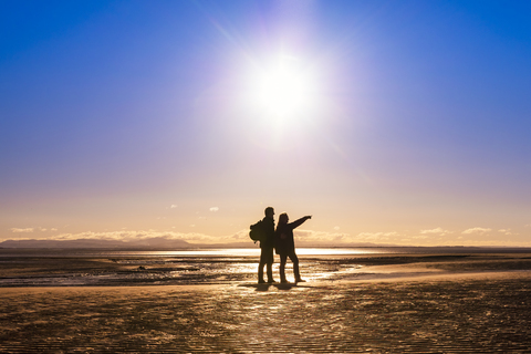 Großbritannien, Schottland, Solway Firth, Silhouette eines reifen Paares, lizenzfreies Stockfoto