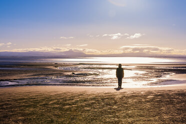 Großbritannien, Schottland, Solway Firth, Silhouette einer am Strand stehenden Touristin - SMAF00877