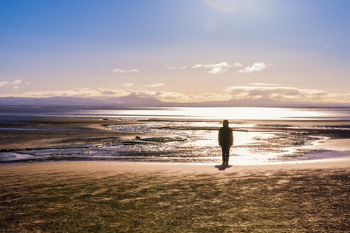 Großbritannien, Schottland, Solway Firth, Silhouette einer am Strand stehenden Touristin - SMAF00877