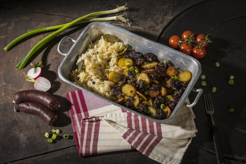 Blunzngroestl, gebratene Blutwurst mit Bratkartoffeln und Sauerkraut - MAEF12462