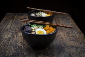 Ramen mit Nudeln, Ei, Hokkaidokürbis, Mungosprossen, Shitakepilzen in Schale, Stäbchen - LVF06451