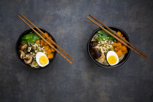 Ramen mit Nudeln, Ei, Hokkaidokürbis, Mungosprossen, Shitakepilzen in Schale, Stäbchen - LVF06453