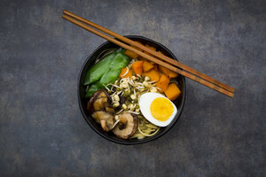 Ramen mit Nudeln, Ei, Hokkaidokürbis, Mungosprossen, Shitakepilzen in Schale, Stäbchen - LVF06455