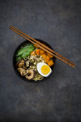 Ramen mit Nudeln, Ei, Hokkaidokürbis, Mungosprossen, Shitakepilzen in Schale, Stäbchen - LVF06456