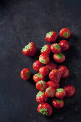 Erdbeeren auf dunklem Grund - CSF28552