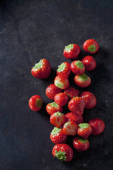 Strawberries on dark ground - CSF28552