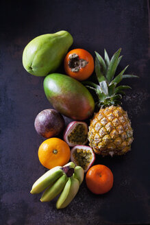 Tropische Früchte auf dunklem Grund - CSF28566