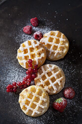 Vier Waffeln, Himbeeren, Erdbeeren und rote Johannisbeeren, bestreut mit Puderzucker - CSF28585