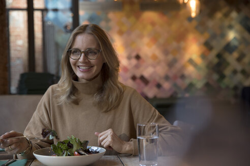 Portrait of businesswoman having lunch in a restaurant - SUF00342