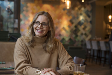 Porträt einer lachenden Geschäftsfrau in einem Restaurant - SUF00346