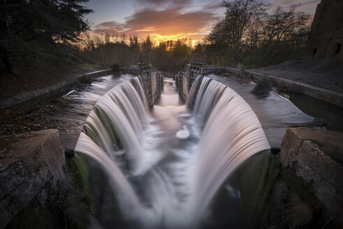 Spanien, Palencia, Canal de Castilla, Wasserfall, Langzeitbelichtung bei Sonnenuntergang - DHCF00163