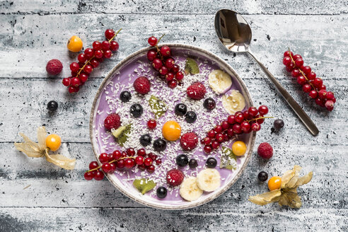 Joghurt mit Früchten, Heidelbeere, Johannisbeere, Himbeere, Kiwi, Banane, Physalis - SARF03427