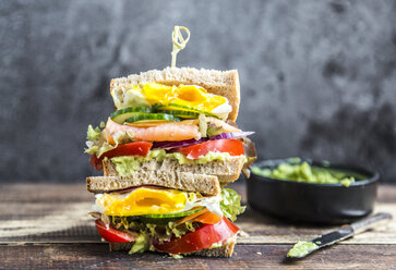 Sandwich mit Ei, Salat, Gurke, Tomate, Lachs, Avocado und Zwiebel - SARF03435
