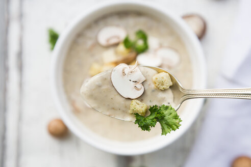 Champignoncremesuppe und Croutons auf Löffel - LVF06464