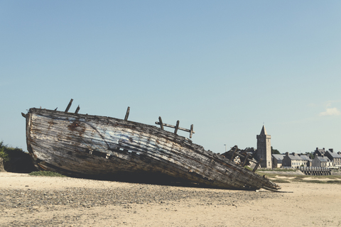 Frankreich, Normandie, Portbail, Holzboot, Schiffswrack im Hafen, lizenzfreies Stockfoto