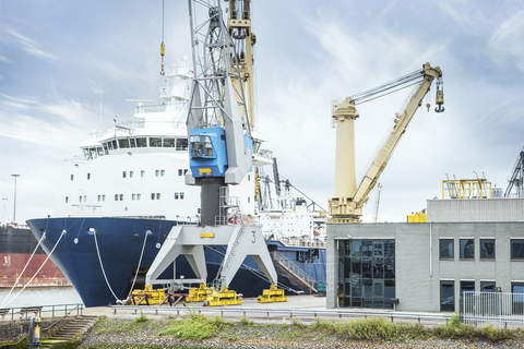 Südafrika, Kapstadt, Frachtschiff im Hafen, lizenzfreies Stockfoto