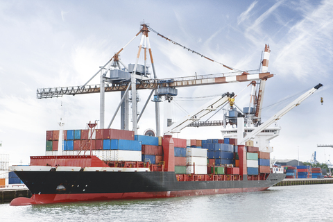 Südafrika, Kapstadt, Frachtschiff im Hafen, lizenzfreies Stockfoto