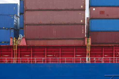 Südafrika, Kapstadt, Schiffscontainer auf Frachtschiff gestapelt - ZEF14861